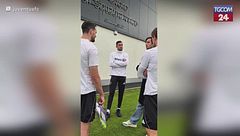 Torino, Musetti in visita alla Juve: maglia numero 10 e sorrisi