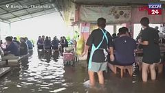 Bangkok, si mangia nell'acqua: i pesci nuotano tra i tavoli