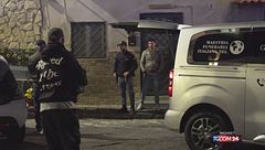 Napoli, 51enne trovata morta in casa: la Scientifica porta via la salma