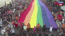 Rio de Janeiro, folla e colori per la Pride Parade di Copacabana