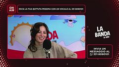 Il tedoforo di Milano-Cortina arriva davanti alla statua di Pavarotti