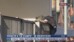 Breaking News delle 16.00 | Assalto a "La Stampa", 30 identificati