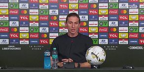 Flamengo in festa, l'allenatore sommerso dal ghiaccio