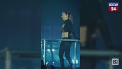 Il pubblico batte il tempo, Elodie non riesce a trattenere la risata