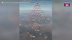 Record in Florida: 104 paracadutisti in volo formano un trapezio perfetto