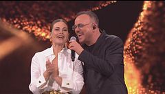 Gigi D'Alessio canta "Non mollare mai"
