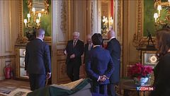 Re Carlo accompagna Steinmeier nella visita della mostra della collezione reale al Castello di Windsor