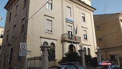 Staccò a morsi il dito di una poliziotta, assolto per vizio totale di mente