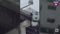 West Virginia, camion sospeso nel vuoto: l'incredibile salvataggio sul ponte
