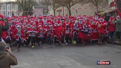 In centinaia alla corsa dei Babbi Natale in Germania