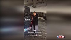 Belen Rodriguez scivola sul ghiaccio a St. Moritz