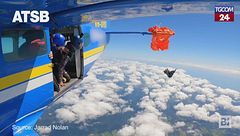 Australia, dramma in volo: paracadutista taglia le funi per salvarsi