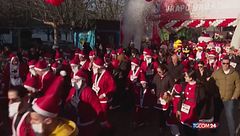 Centinaia di Babbi Natale alla tradizionale corsa in Kosovo