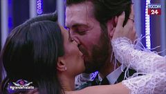 "Grande Fratello", Rasha e Omer tornano insieme: il bacio nella semifinale