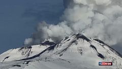 Fumo e cenere in mezzo alla neve: Etna, lo show di Natale