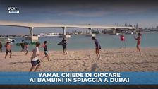 Yamal in vacanza vuol giocare coi bambini in spiaggia