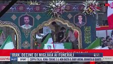 Breaking News delle 14.00 | Iran, decine di migliaia ai funerali
