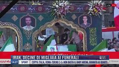 Breaking News delle 14.00 | Iran, decine di migliaia ai funerali