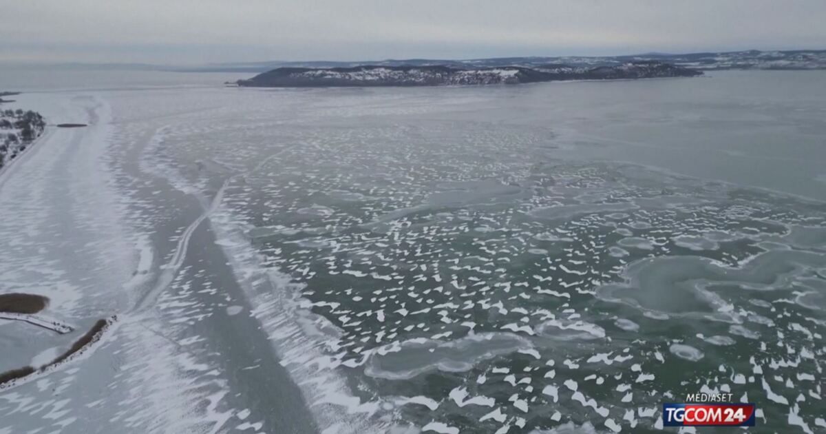 Tgcom24: Ungheria, il lago Balaton ghiacciato: