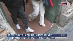 Breaking News delle 09.00 | Accoltellato in classe, muore 18ennne