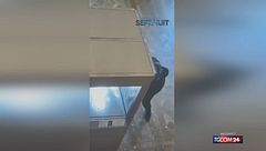 Parigi, il video inedito del furto al museo Louvre