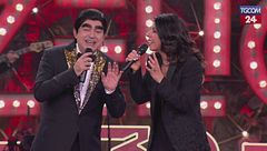 Geppi Cucciari ed Elio cantano una versione aggiornata di "Cara ti amo"