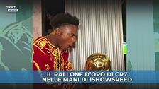 IShowSpeed non crede ai suoi occhi: alza il Pallone d'Oro di Cristiano Ronaldo