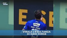 Kaio Jorge: gol, esultanza con bicchiere preso al volo e sorso di birra