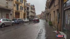 A Niscemi la pioggia continua a cadere, le strade diventano fiumi