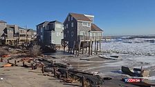 Nord Carolina, una casa crolla nell'oceano