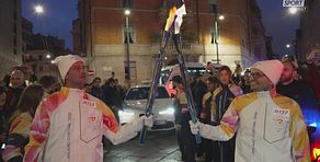 Il viaggio della fiamma olimpica passa dalle mani di Chivu