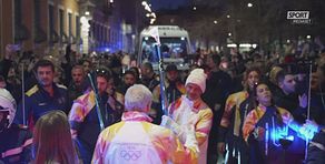 Chivu consegna la fiaccola olimpica al presidente del Coni Buonfiglio