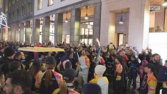 Mahmood tedoforo nel centro di Milano