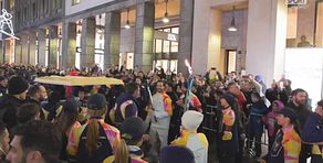 Mahmood tedoforo nel centro di Milano