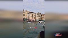 Venezia, urto tra barca e gondole nel Canal Grande: persone in acqua