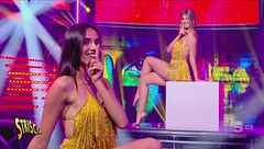 "NUEVAYoL", Beatrice Coari e Nausica Marasca ballano uno stacchetto "caliente"