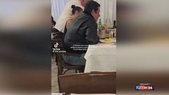 Dua Lipa al ristorante con Callum Turner