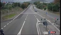 Ciclista contromano sull'A18, fermato dalla polizia: "Sono in missione speciale"