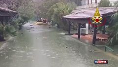 Esondazioni nel Cosentino, soccorsi dei vigili del fuoco in gommone