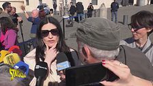 Anticipazione - Laura Pausini a Enrico Lucci: «In una nazione pensano che io sia fascista, in una comunista»
