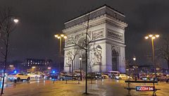 Parigi, l'Arco di Trionfo blindato dopo l'aggressione a un gendarme