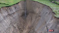 Indonesia, un'enorme voragine inghiotte campi e strade