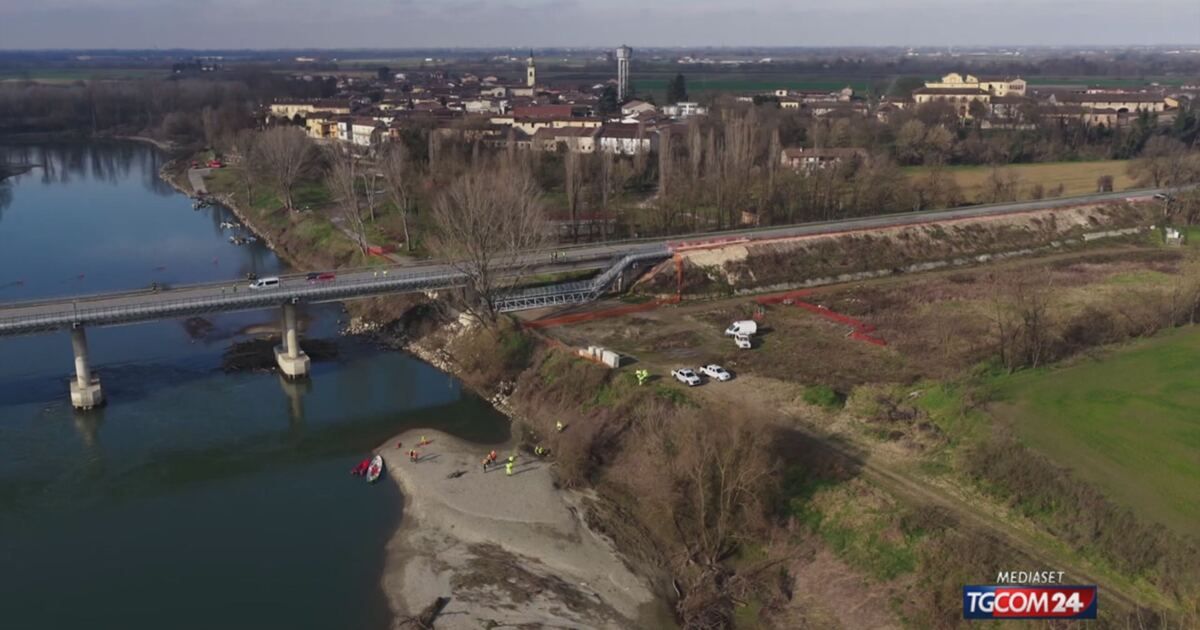 Tgcom24: Collassa la passerella ciclopedonale sul fiume Adda tra ...