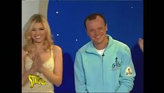 Auguri a Gigi D'Alessio dalla famiglia di Striscia