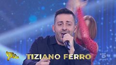 Tiziano Ferro canta "Fritto Misto" del Gabibbo