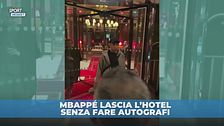Mbappé sfugge agli autografi e lascia l'hotel così: "Ciao, ciao, ciao"