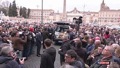 Il feretro di Enrica Bonaccorti arriva alla Chiesa degli Artisti