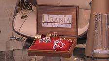 I concorrenti indossano i gioielli per la prima puntata