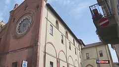 Pavia, osteria con troppi adesivi in vetrina: multata