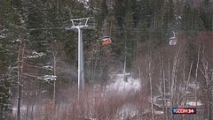 Alta Badia, il vento forte fa oscillare la seggiovia